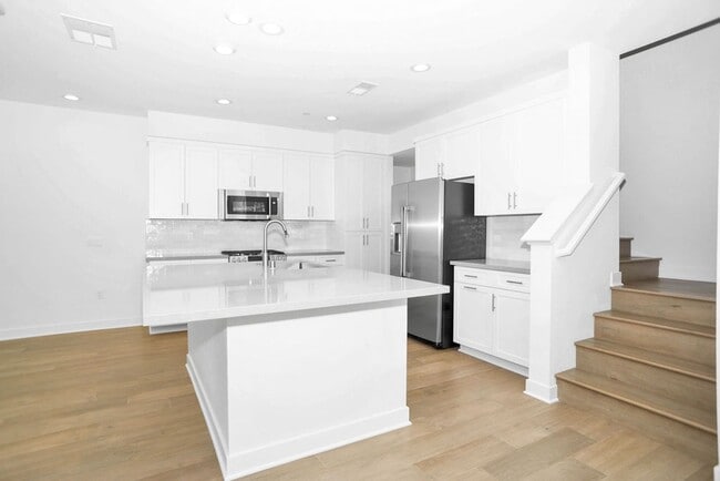 Building Photo - Gorgeous brand new townhome in 3Roots! End...