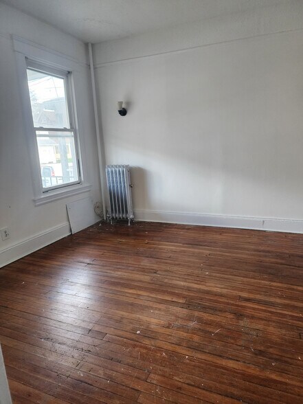 Building Photo - 39 E 4th St