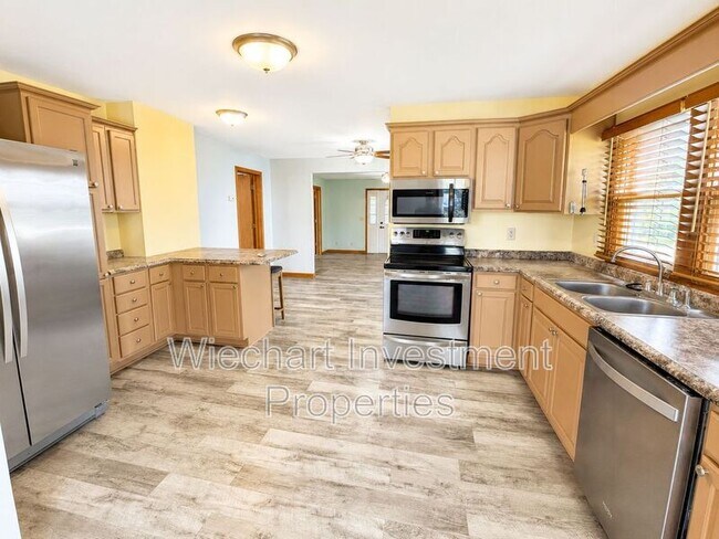 Building Photo - 313 E Highland Ave