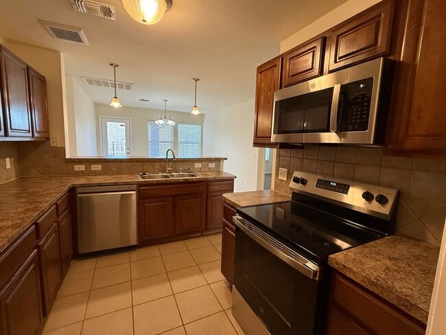 Building Photo - Great 3 Bed 2 Bath in Valencia Neighborhood