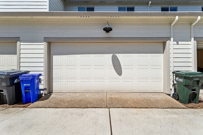 Building Photo - 3BD 2.5BA + Townhouse w/2-Car Garage + AC