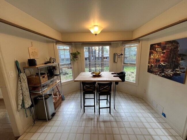 Building Photo - Lease Takeover Starting June 1st | Spacious 5-Bedroom Home Near Downtown Flagstaff