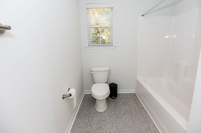 Building Photo - Amazing 4 bedrooms, 2.5 baths 2-story home in Clemmons w/ 2 car garage/fenced in backyard