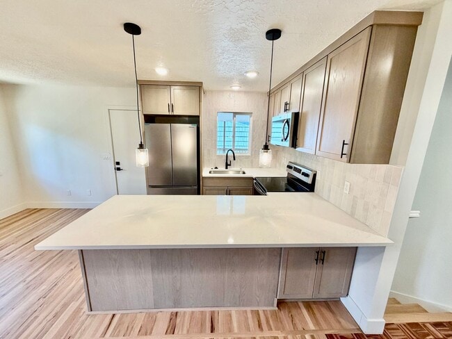 Building Photo - Freshly Remodeled 5bd/2.5bath Home w/ Daylight Basement in Heart of Multnomah Village