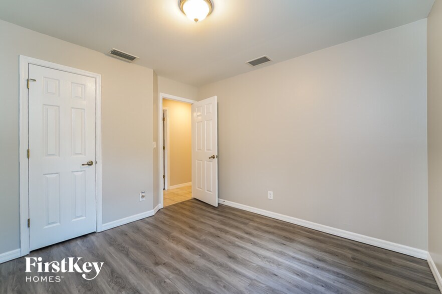 Building Photo - 1570 Waldorf Dr