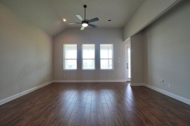 Building Photo - 6650 Verona Pl