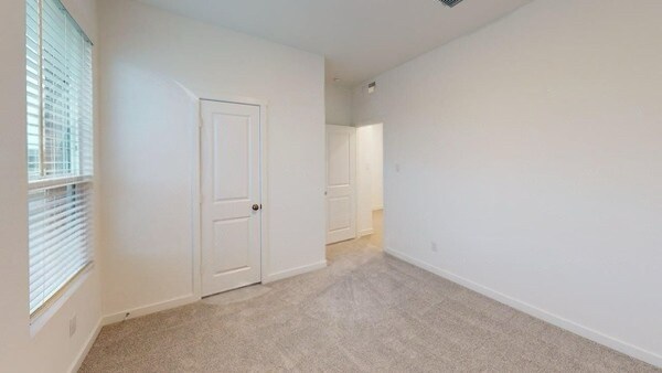 Building Photo - 726 Madrono Dr
