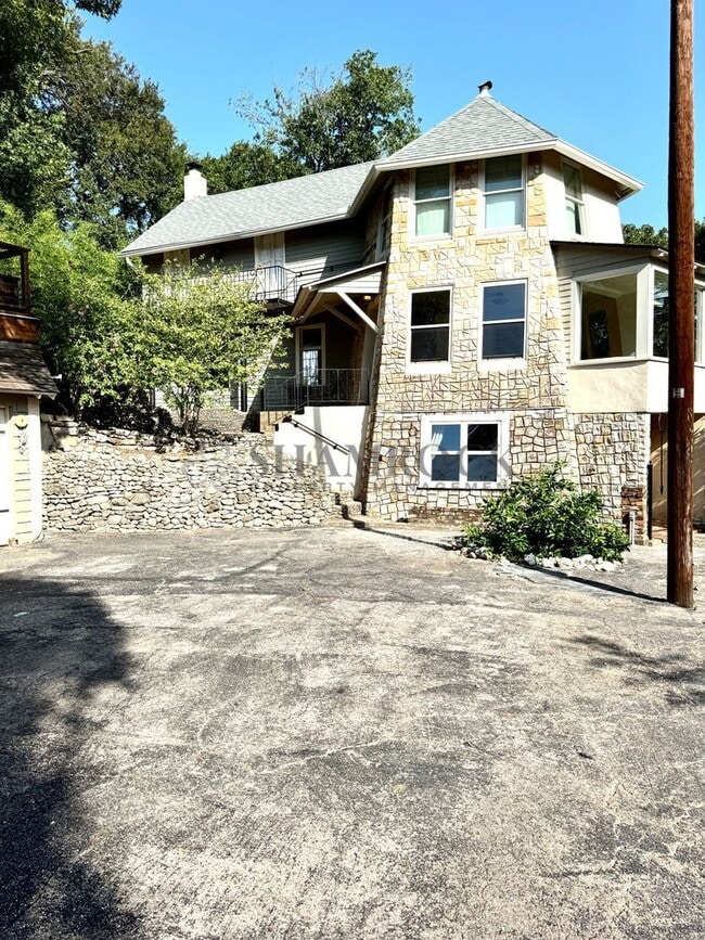Building Photo - 2400 Lindsey Hollow Rd