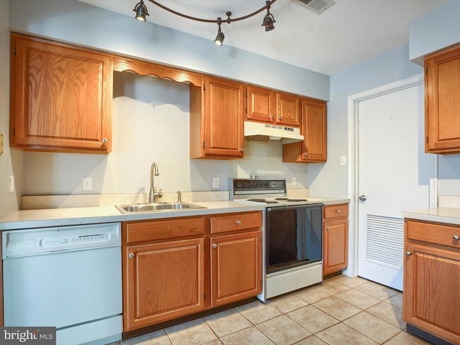 Building Photo - 110 Mews Dr