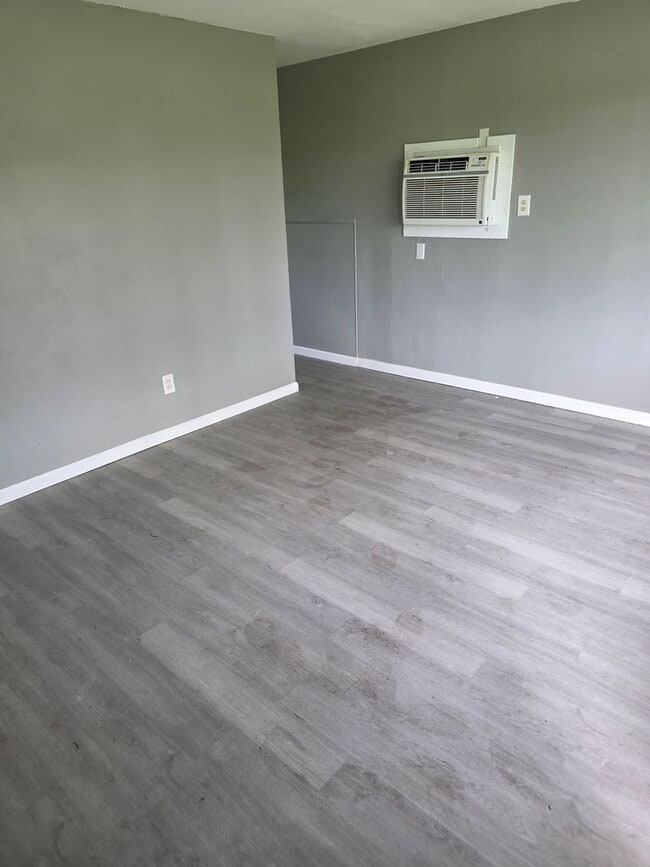 Building Photo - 3BD/1BA AVAILABLE NOW!