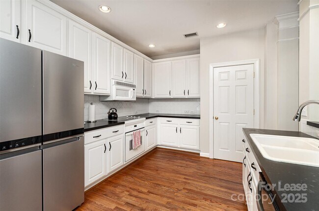 Building Photo - 8256 Chatham Oaks Dr