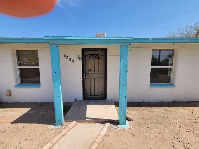 Primary Photo - 4423 E Fairmount St