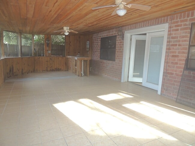 Building Photo - 2187 Glenwood Dr