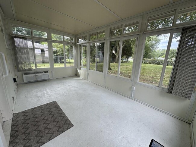 Building Photo - 809 Zollinger Rd