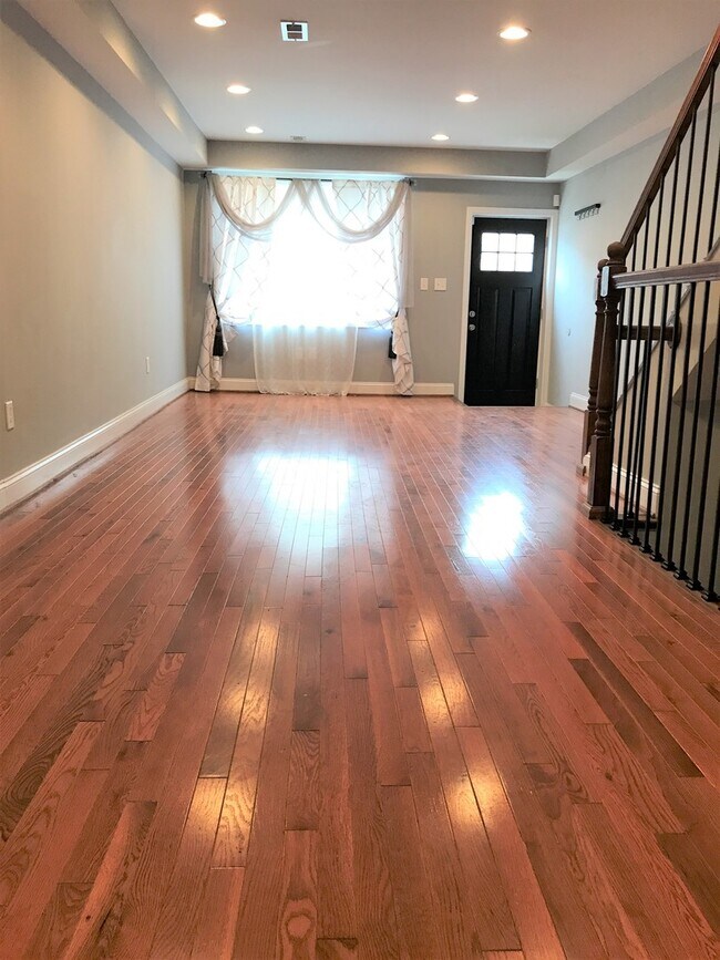 Building Photo - Charming 2 Bedroom/2.5 Bathroom Townhome in Highlandtown, MD!