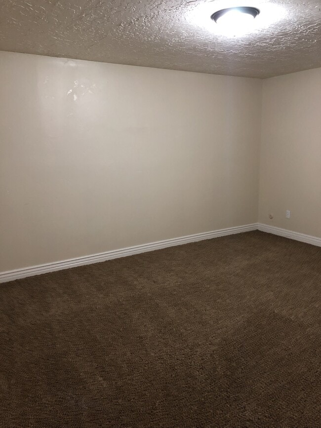 Building Photo - Duplex Available In Gorgeous Holiday Area