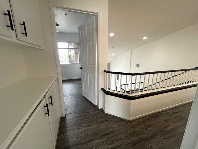 Building Photo - 4 bedroom, 2.5 bathroom home in a gated Riverside community!