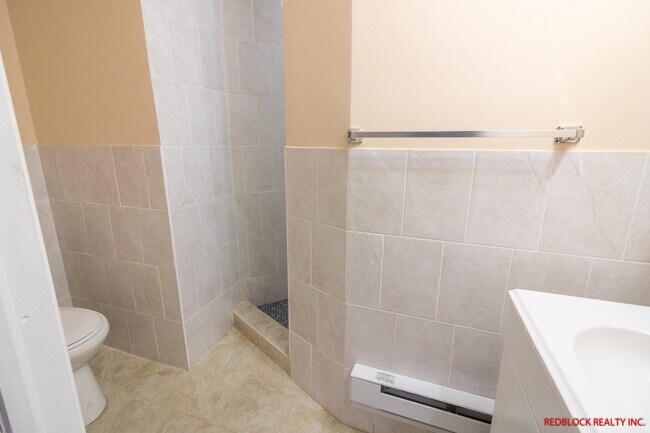 Building Photo - ???UPDATED, HUGE 4 BEDROOM AND 2 BATH HOME...