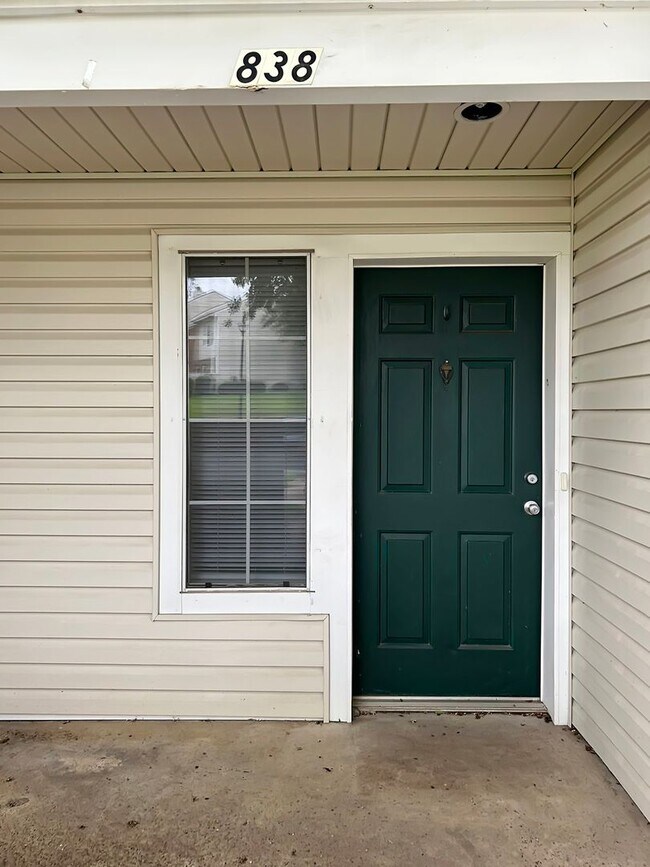 Building Photo - 2-Bed, 2-Bath Townhome with Flexible Floor...