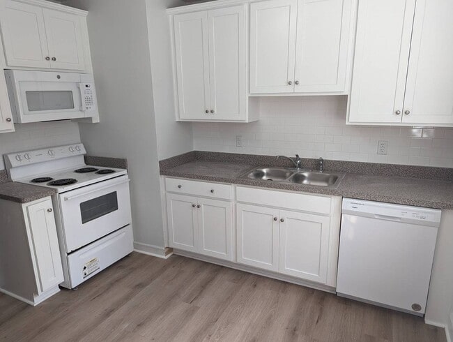 Building Photo - --AVAILABLE OCTOBER 30TH-- 2 BR / 1.5 BA W...