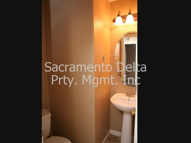 Building Photo - Beautiful 3/2 condo in the heart of Elk Grove!