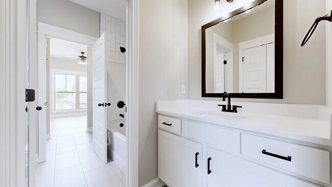 Building Photo - 529 Foxglove Ln
