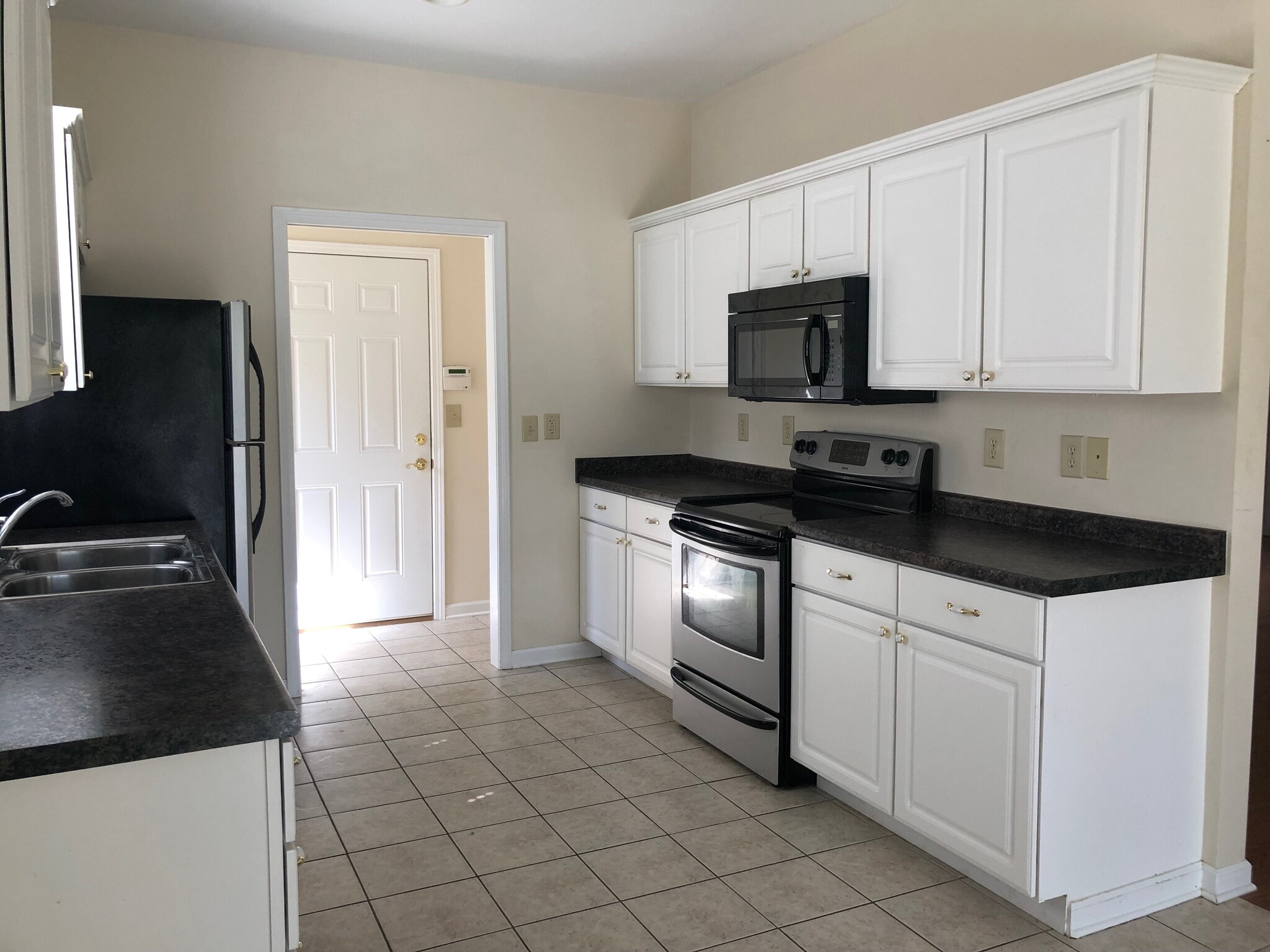 Similar Kitchen Layou - 118 Helen Ct