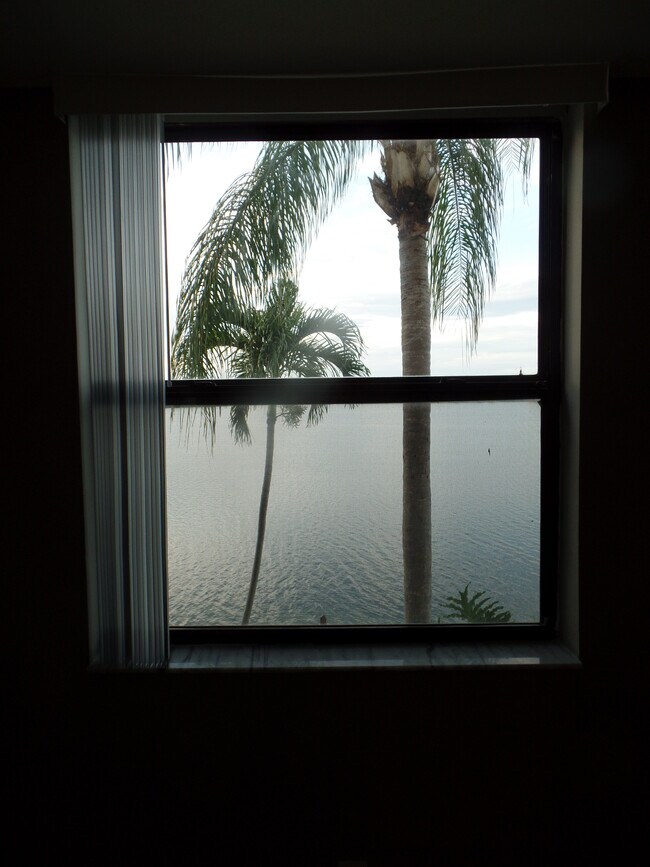 Building Photo - 118 Lake Emerald Dr