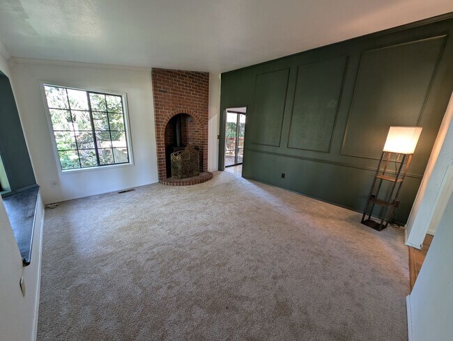 Building Photo - Tracyton Stunner! Available Now! 1/3 Acre FULLY Fenced.