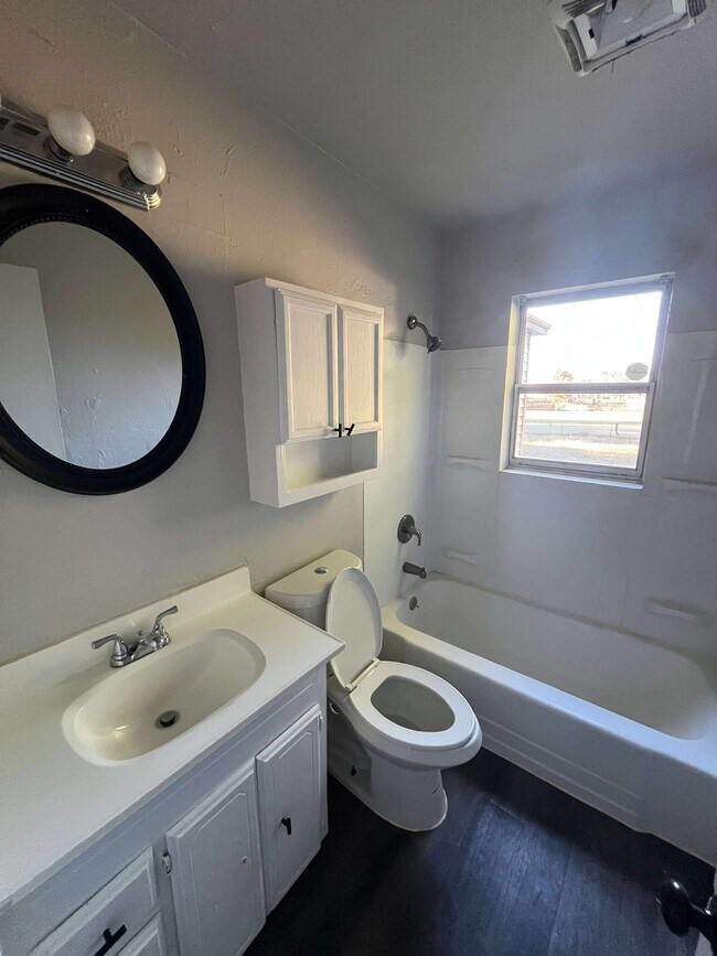 Building Photo - 701 E Holman Ct