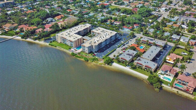 Building Photo - 1502 S Lakeside Dr