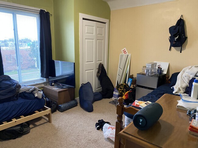 Building Photo - 11 W 14th St