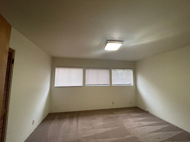 Building Photo - Charming Pet Friendly, 3-Bedroom 1-Bath, p...