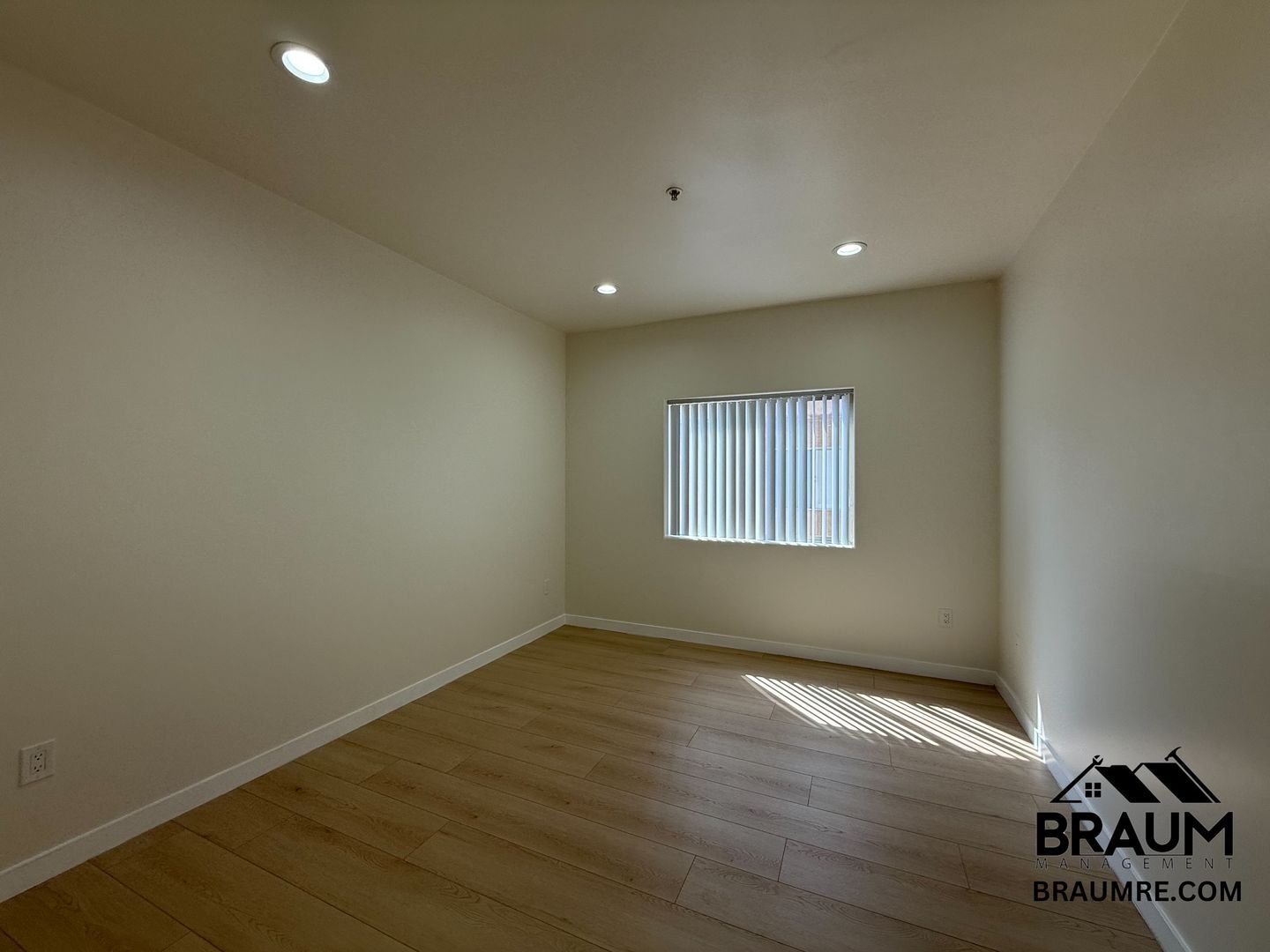 Building Photo - 10849 Fruitland Dr