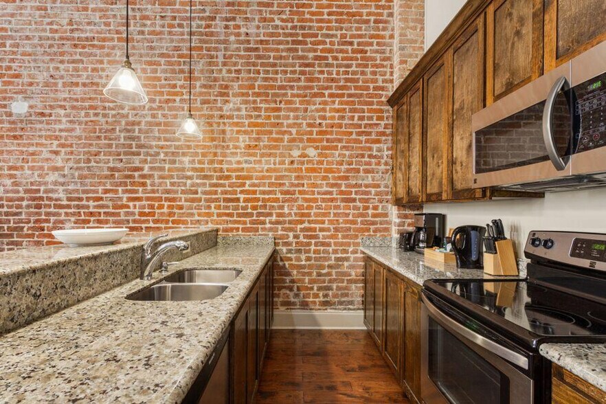 Building Photo - 30 Baronne St