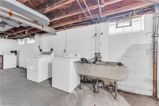 Building Photo - 3819 W 137th St