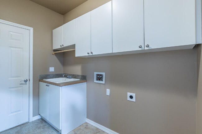 Building Photo - Spacious 4-Bedroom Haven in Kent with 2.5 Bathrooms and 2,570 Sq Ft of Comfort!