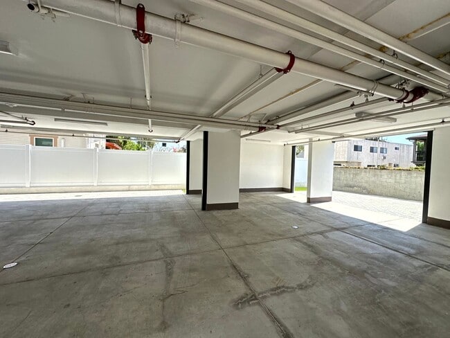 Building Photo - Beautiful Modern Luxury 4 Story Townhome -...