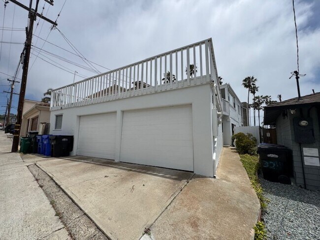 Building Photo - Recently Renovated 2 Bed / 2 Bath Apartmen...