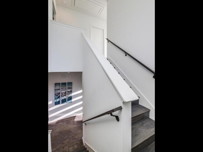 Building Photo - 5600 William Holland Ave