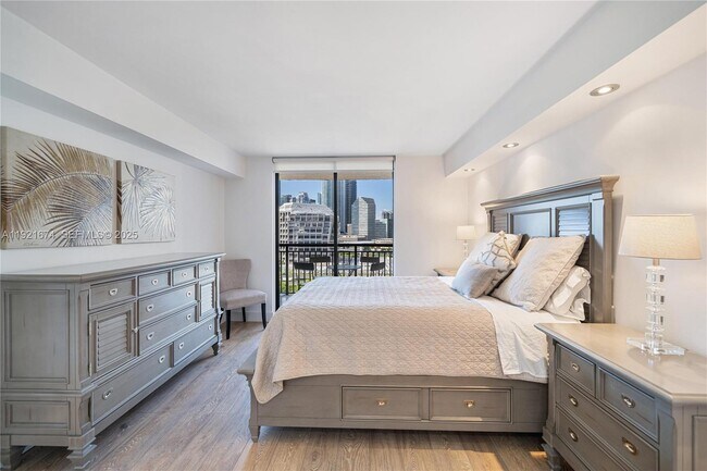 Building Photo - 540 Brickell Key Dr