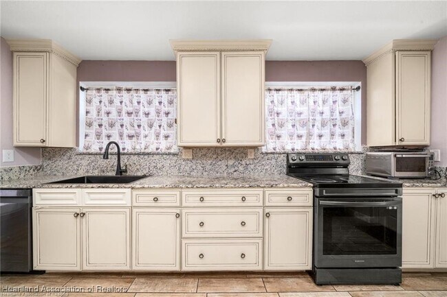 Building Photo - 1110 Hotiyee Ave