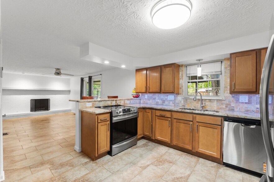 Building Photo - 3930 Beechwood Dr