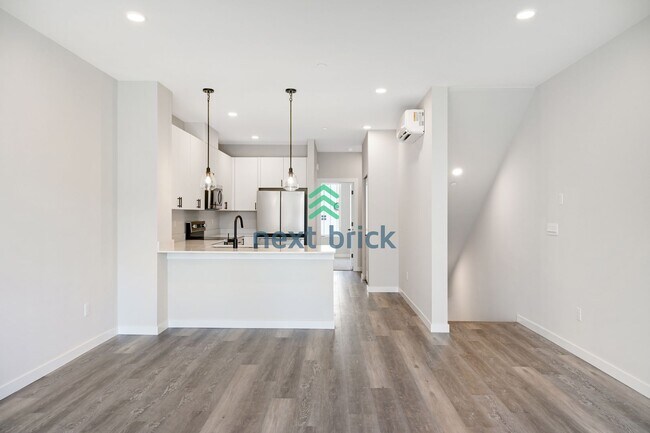 Building Photo - A fabulous 3 bedroom and 3 bathroom house