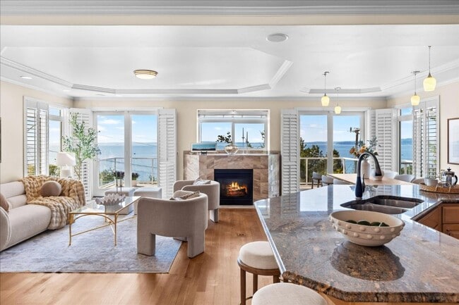 Building Photo - 5Bd/3.5Ba Shoreline House