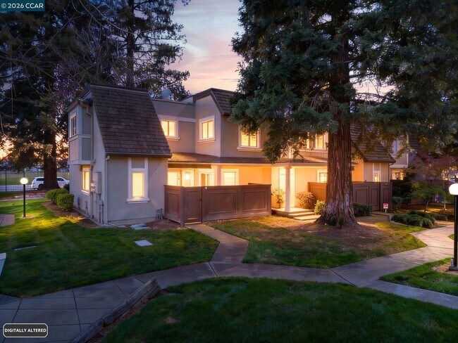 Building Photo - 102 Luna Grande Cir