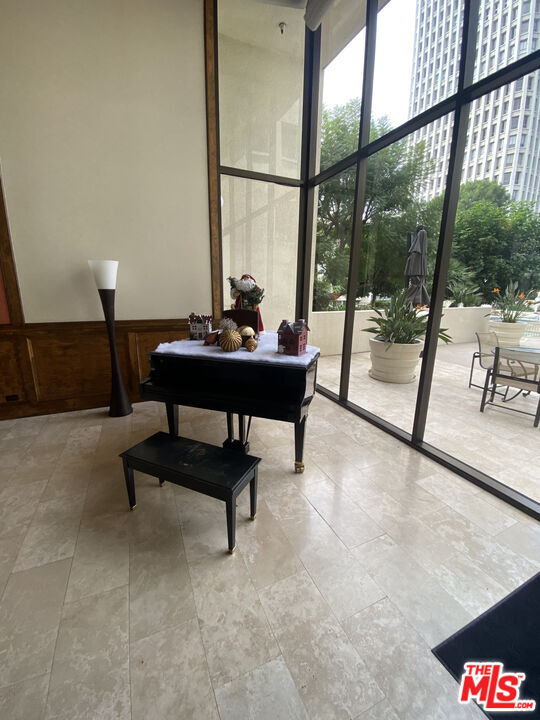 Building Photo - 121 S Hope St