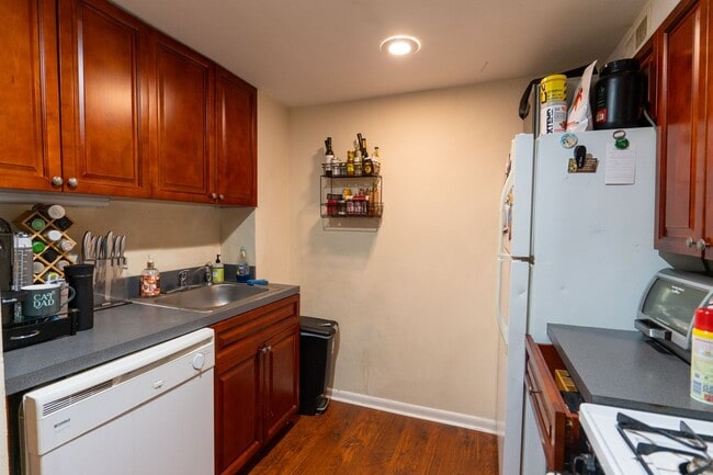 Building Photo - Beautiful 2 bedroom Bi level unit