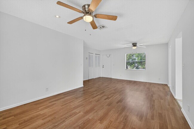 Building Photo - 1580 Montauk Dr