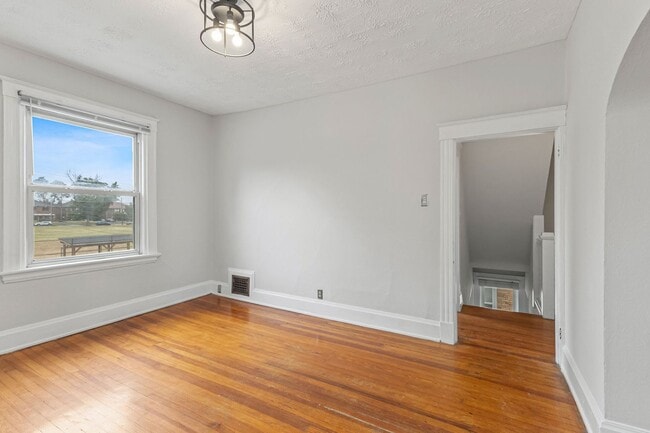 Building Photo - 2607 Robertson Ave